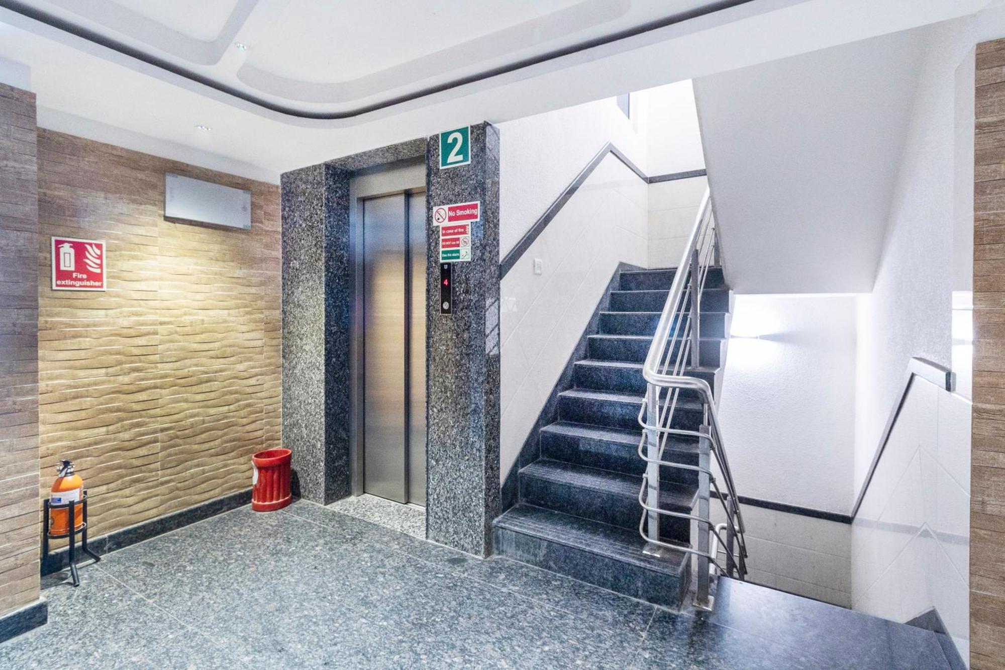 Oyo 9605金色酒店 班加罗尔 外观 照片